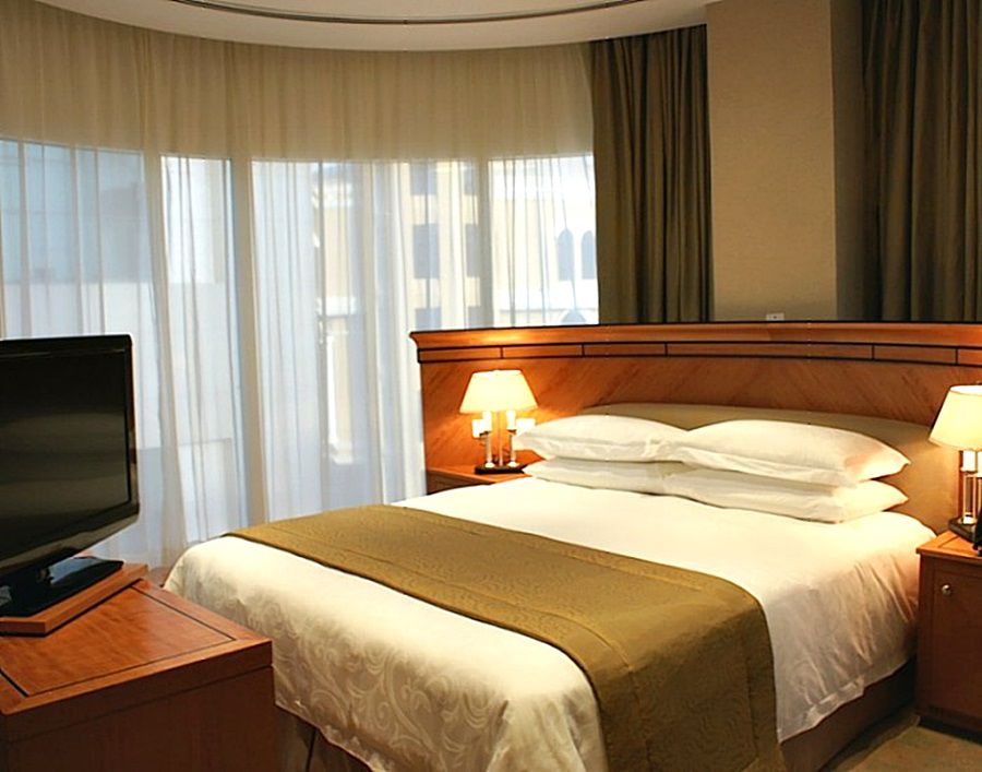 Wiseman Grand Hotel Doha Eksteriør billede A bedroom in a hotel