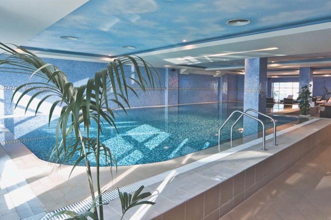 Wiseman Grand Hotel Doha Eksteriør billede The swimming pool at the hotel