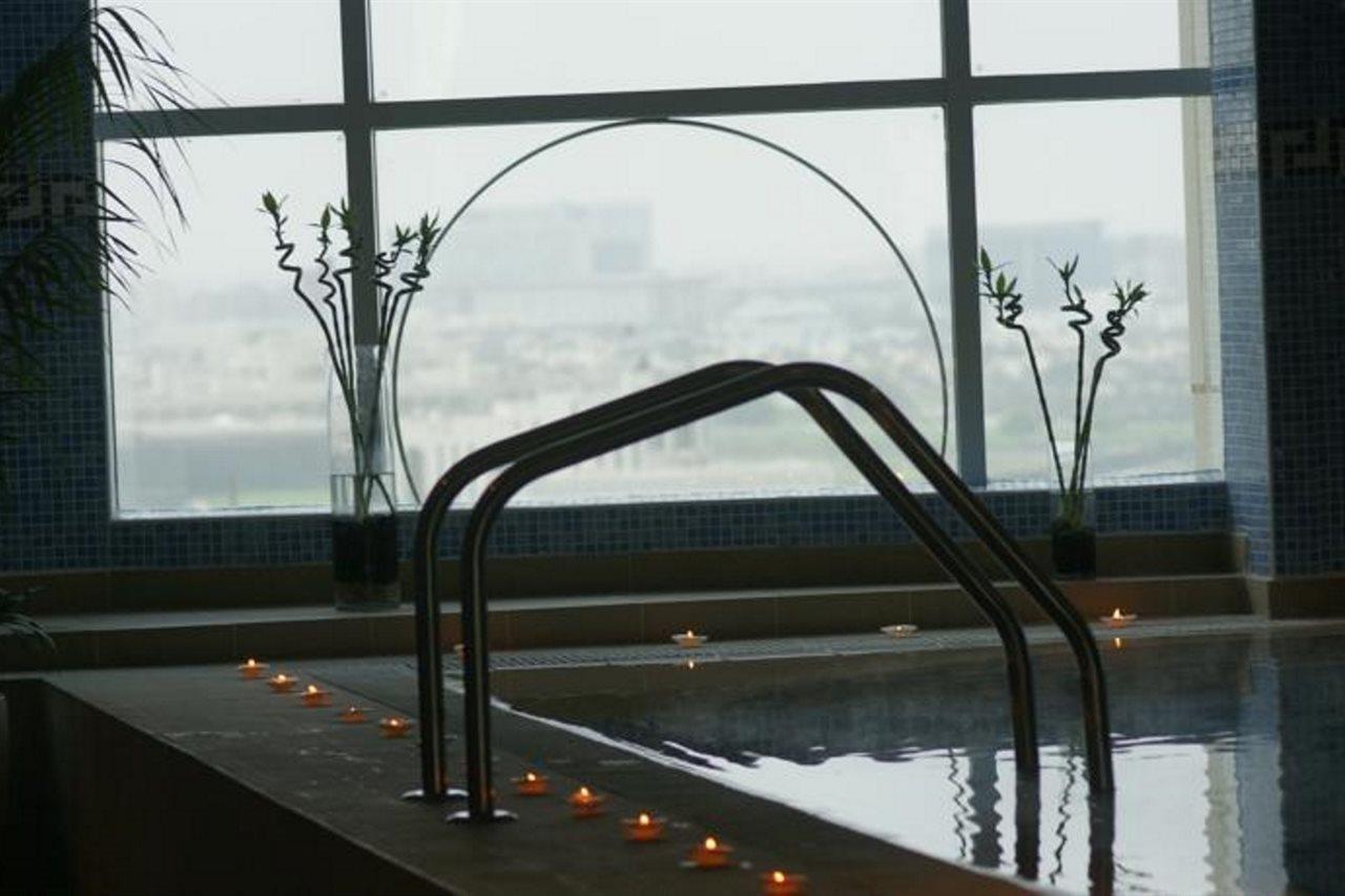 Wiseman Grand Hotel Doha Eksteriør billede A pool at the hotel