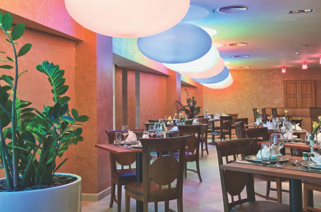 Wiseman Grand Hotel Doha Eksteriør billede The restaurant