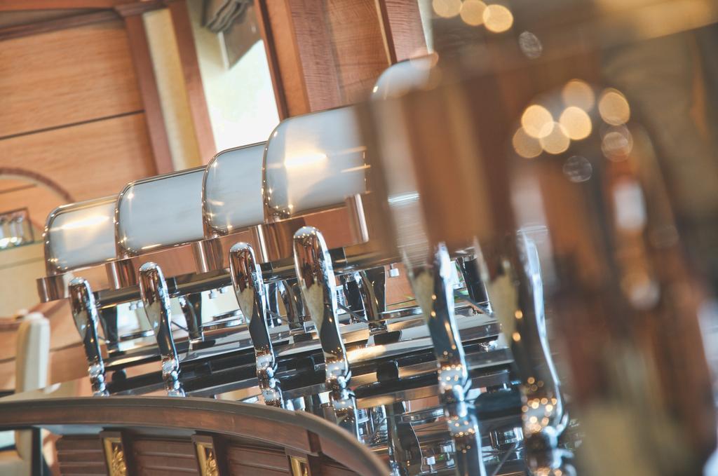 Wiseman Grand Hotel Doha Eksteriør billede Beer taps